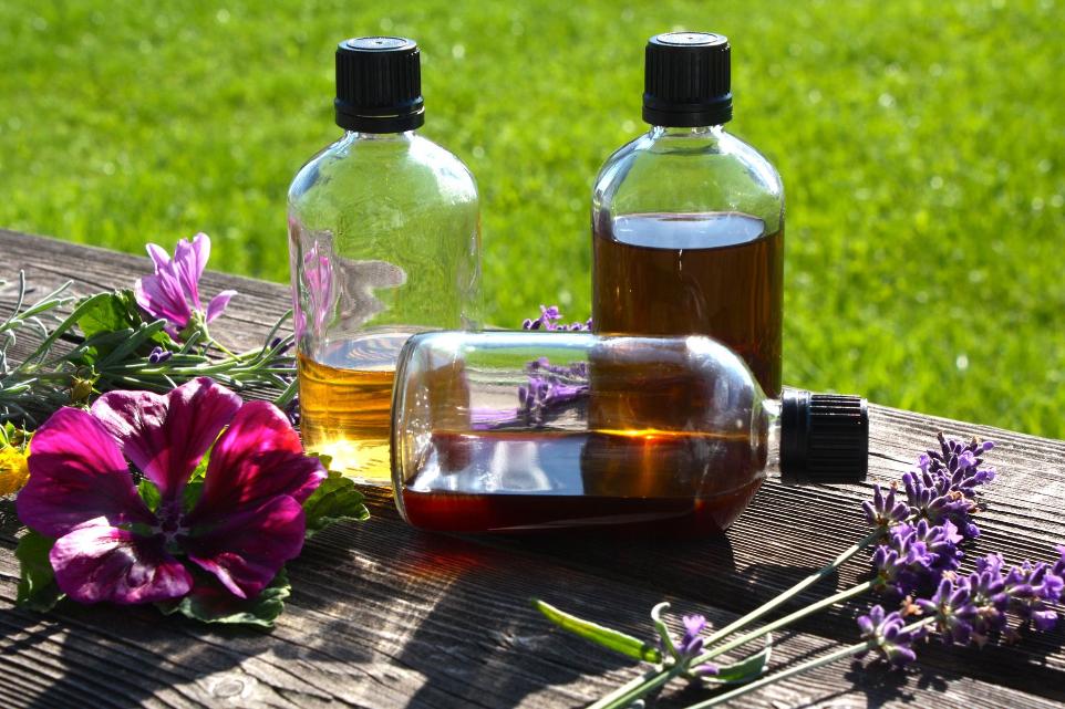 naturpflanzenextrakt tropfen in flaschen dekoriert mit lavendel, malve