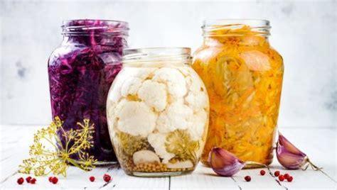 kraeuterblume-blog-darmgesundheit-tipps 3 Einmachgläser mit fermentiertem Rotkraut, Karfiol und Karotten